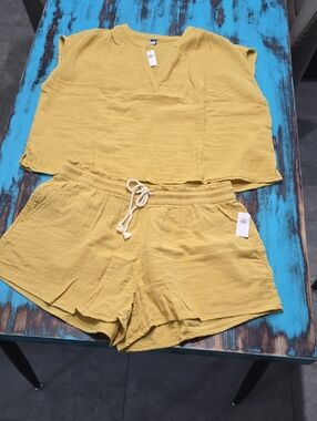 Old Navy Mustard Yellow Women’s Linen Shorts Set